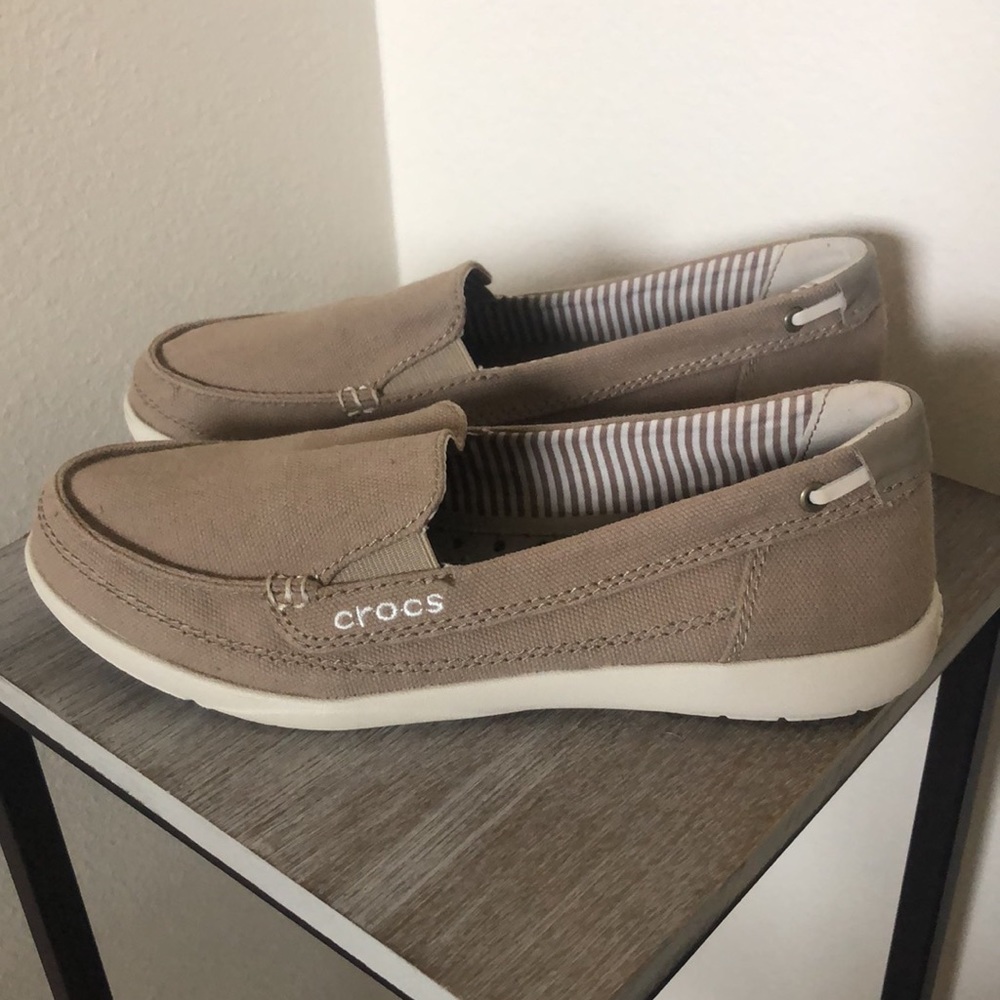 NWOT CROCS Khaki Walu Canvas Loafer - Size 7